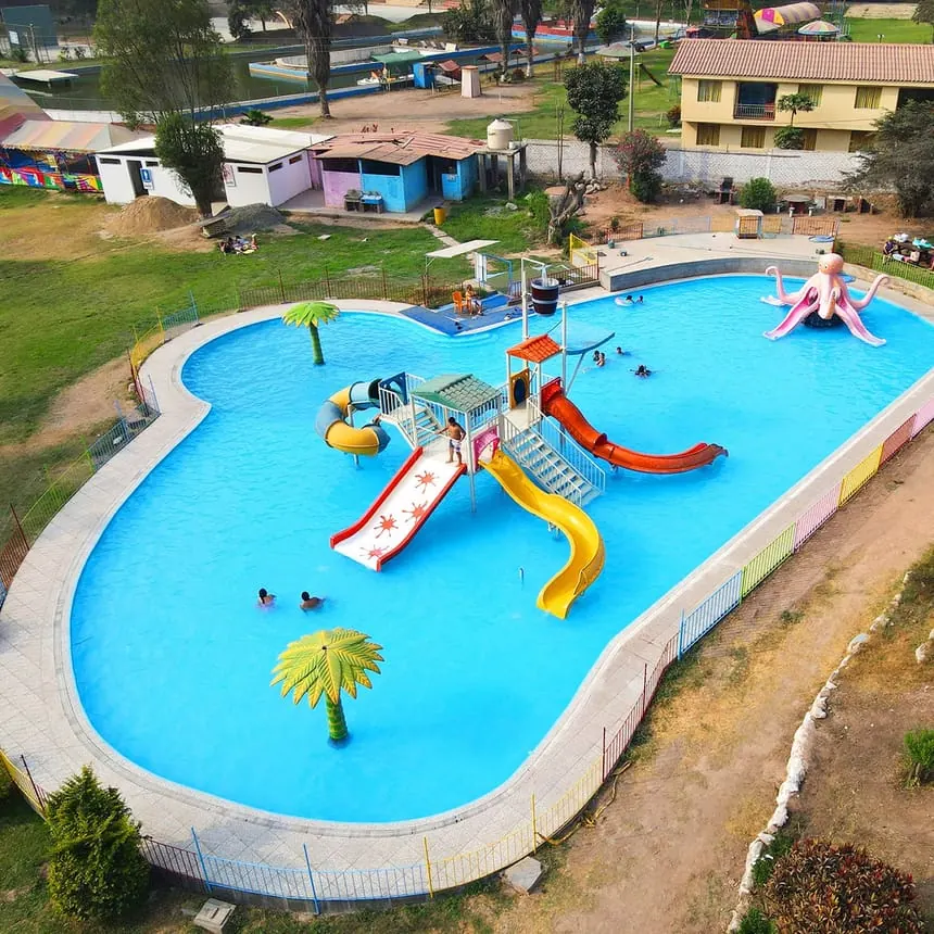 Vista aérea de las piscinas - Toboganes de Santa Ana